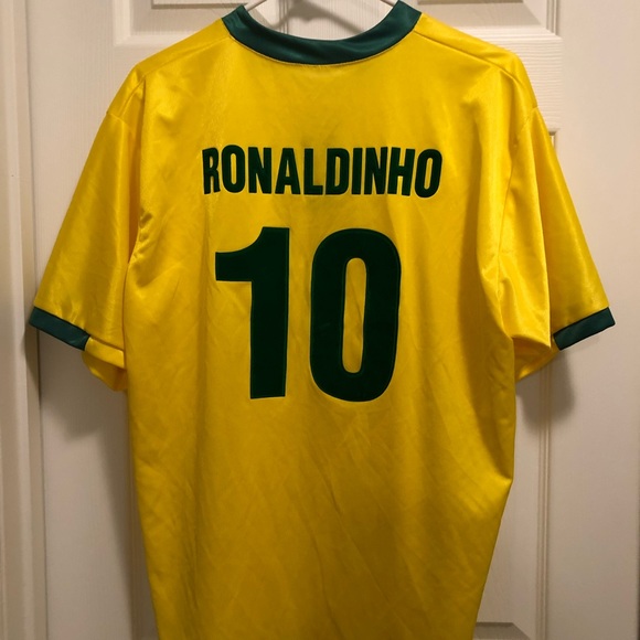 Brazil soccer jersey in Medium. Basically new - Picture 3 of 3